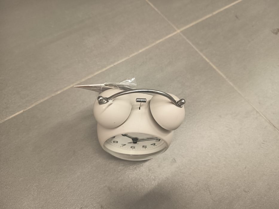 Nowy beżowy budzik z diodami LED