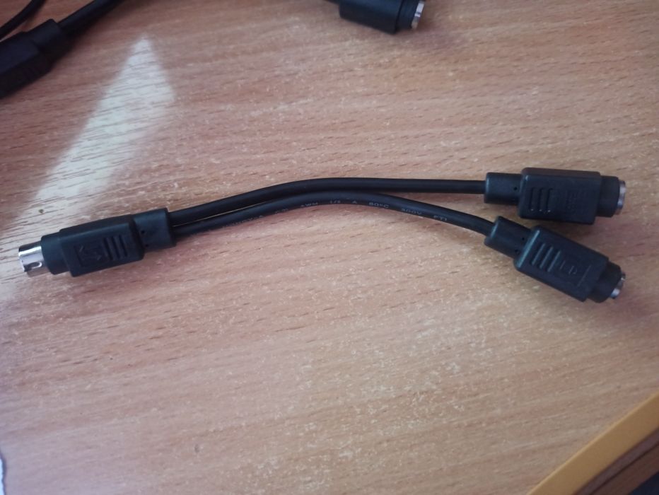 Кабель VGA не відомо для чого
