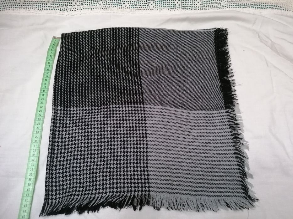 Lenços antigos de cabeça e ombros