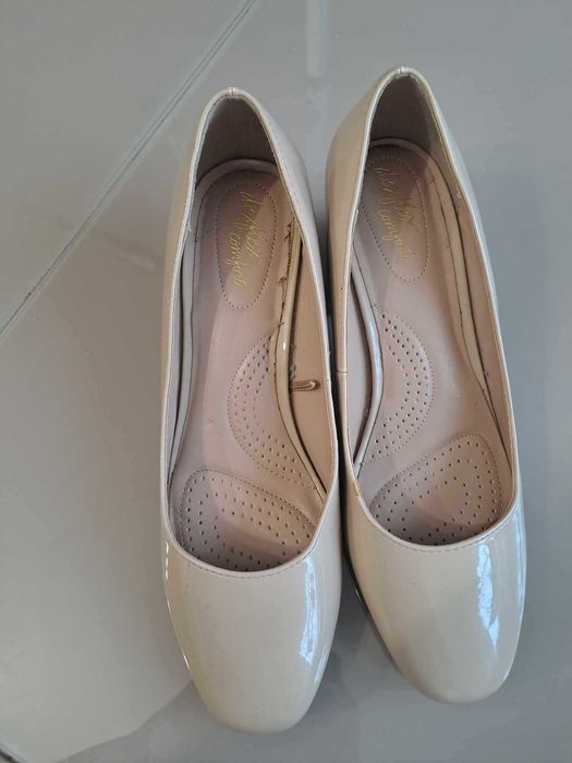 Czółenka damskie na szerszą stopę.