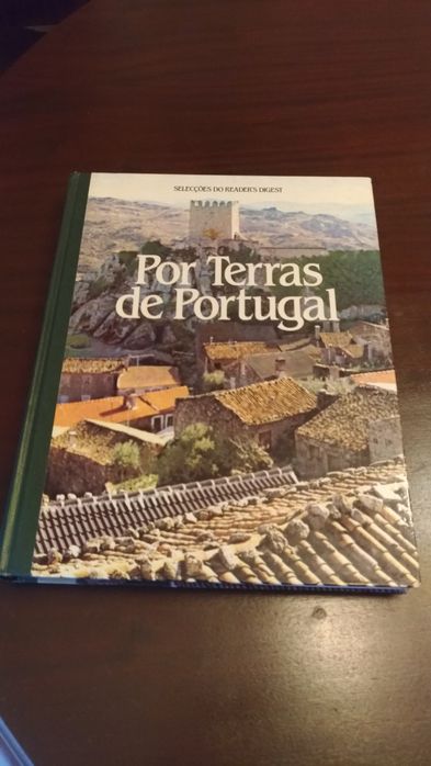 Livro de de capa dura intitula - se Por Terras de Portugal