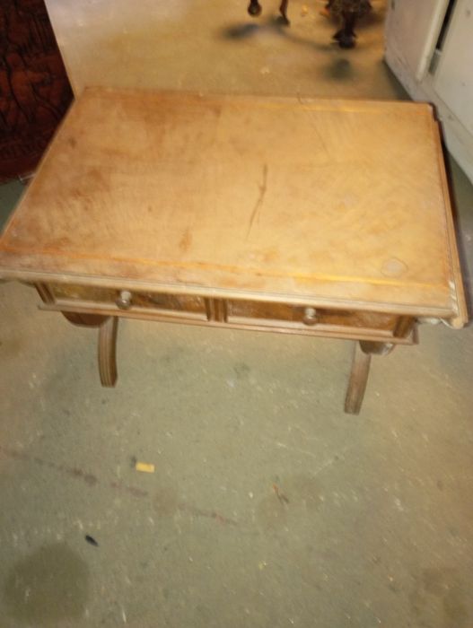 Vendo esta mesa muita bonita bom estado