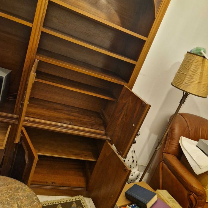 Móvel de sala clássico em madeira (aparador / estante)