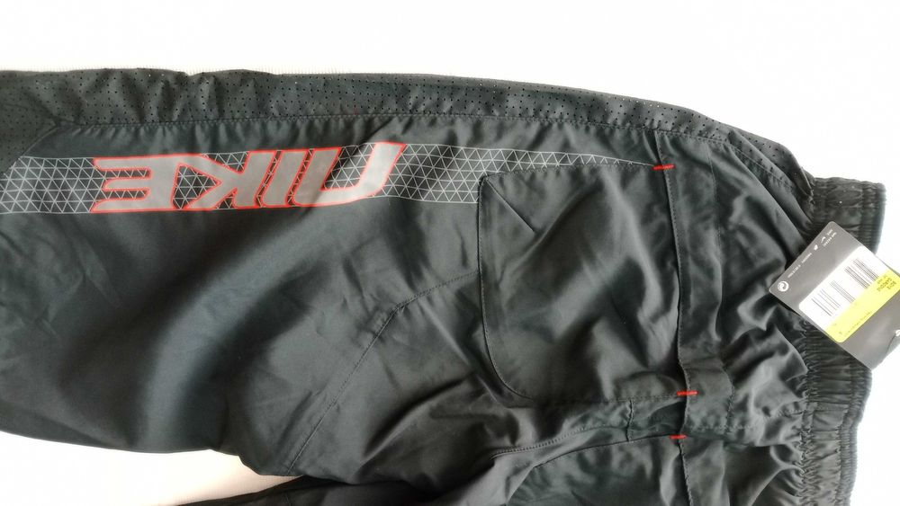 Calça de desporto NIKE nova.