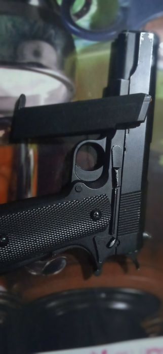 Іграшковий пістолет