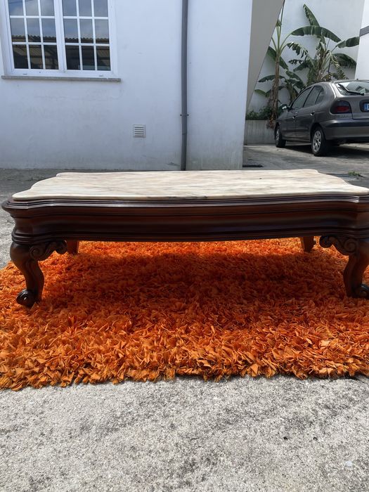 Mesa de marmore detalhada