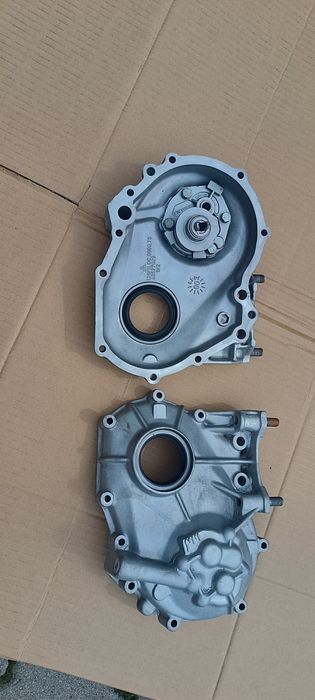Fiat 126p pokrywa rozrządu czysta jak nowa.