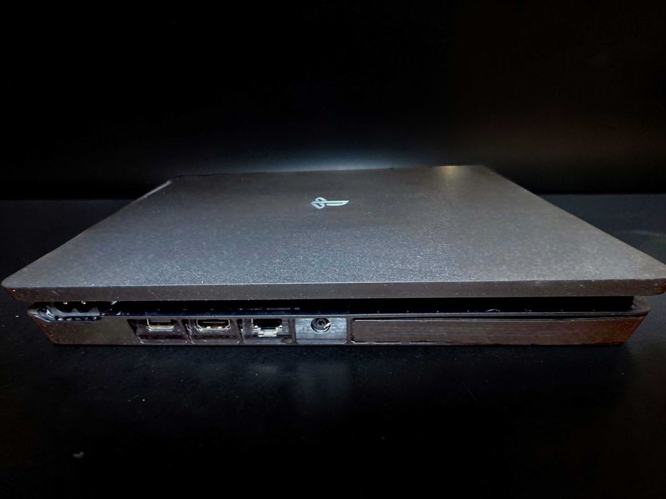 PS4 Slim 1TB + 2 pady + okablowanie – bardzo dobry stan