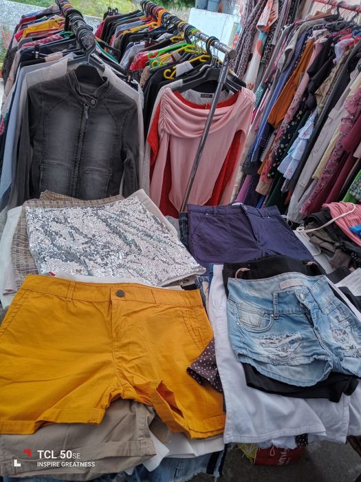 Roupa de mulher semi nova faço lotes de 100 peças 50€