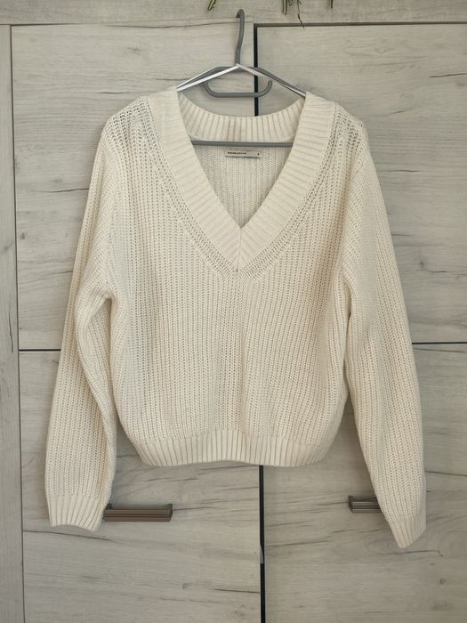Biały sweterek kremowy z dekoltem w serek