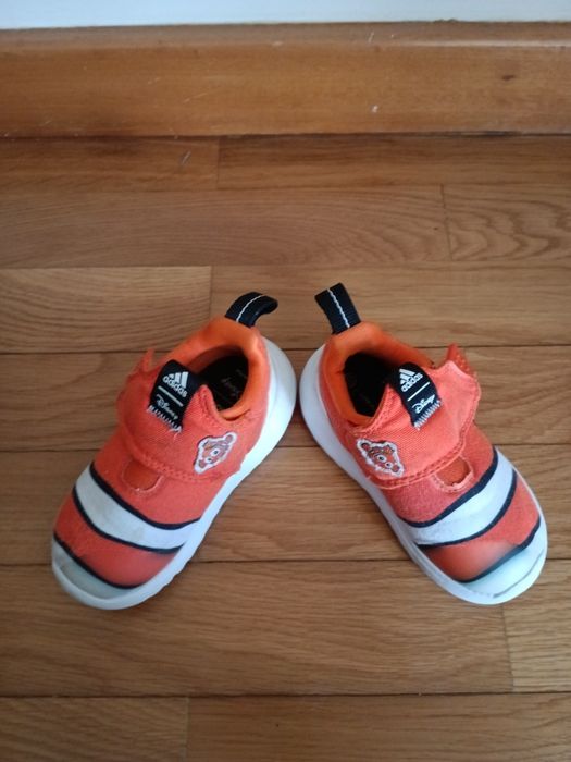 Sapatilhas Adidas tamanho 22