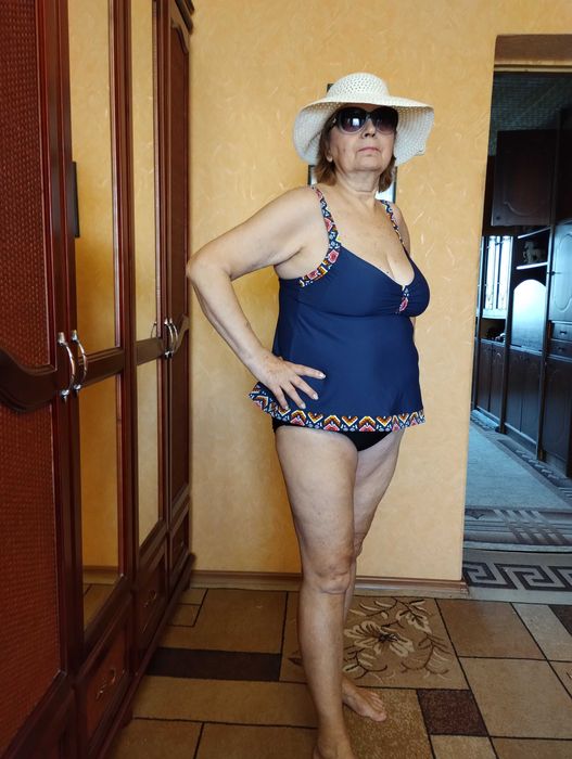 Купальники и шляпы женские разные