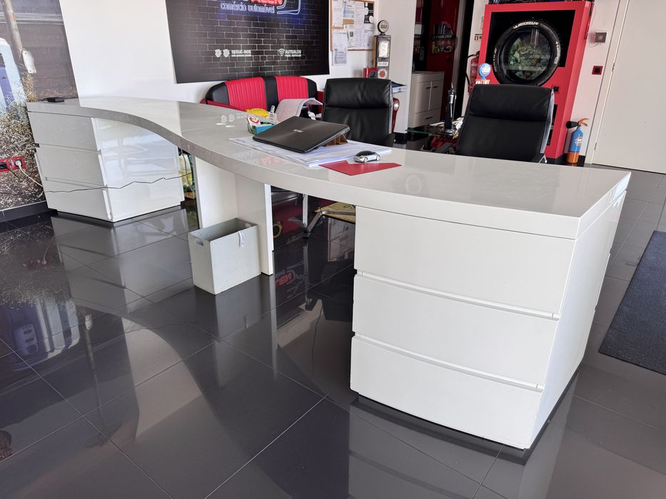 Secretaria pa 2 pessoas com gaveteiro de um lado e outro