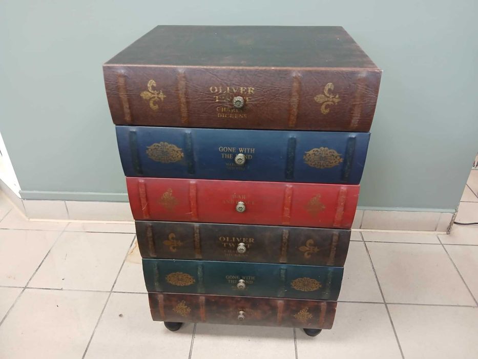Komoda w Kształcie Stosu Starych Książek Vintage