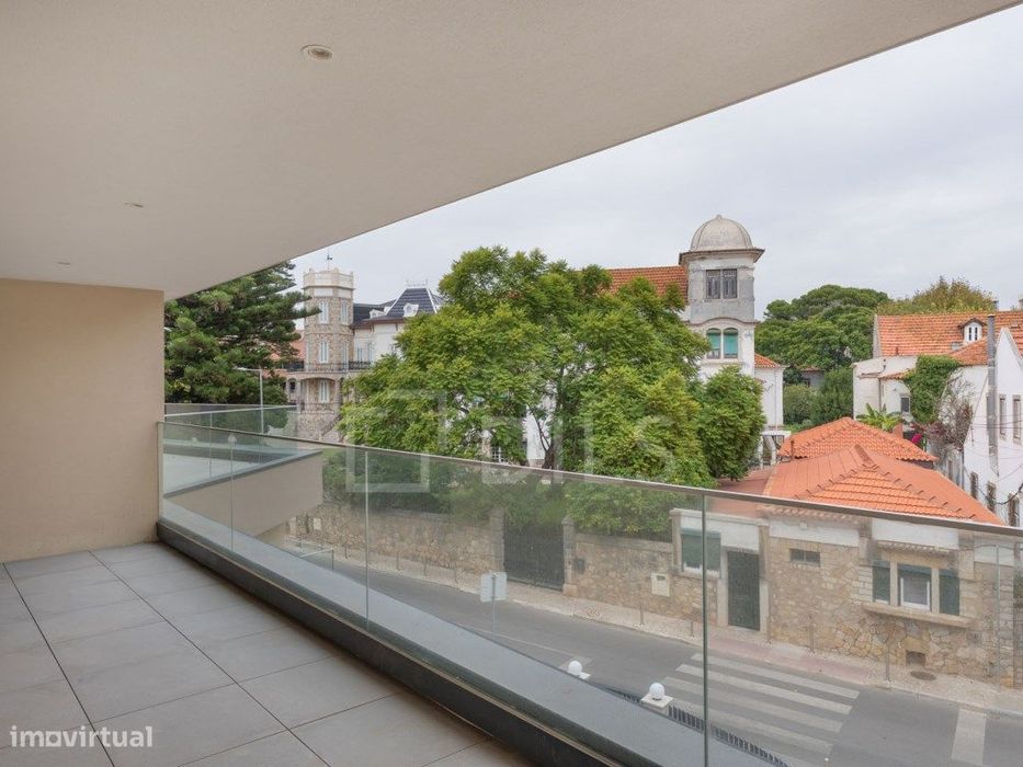 Apartamento T2 novo, na Parede, junto praia, com garagem e elevador