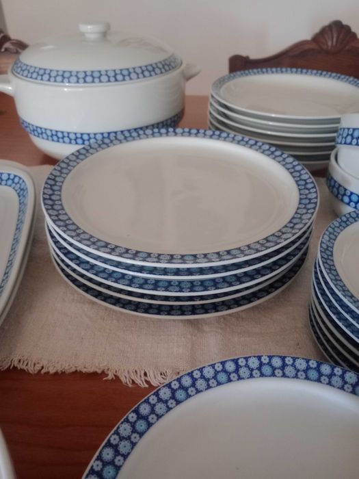 Baixa de preço para desocupar.Conjunto de loiça (sem copos).
