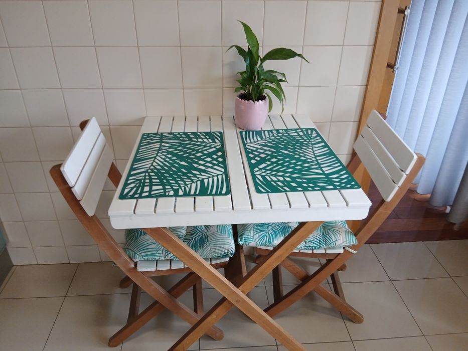 Mesa com 2 cadeiras