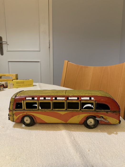 Autocarro brinquedo antigo de lata