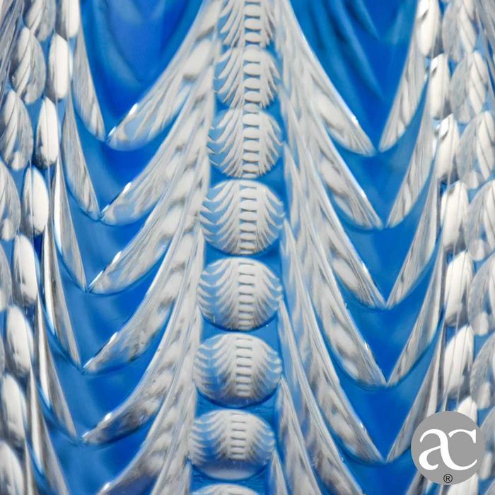 Garrafa de cristal doublé lapidado em azul