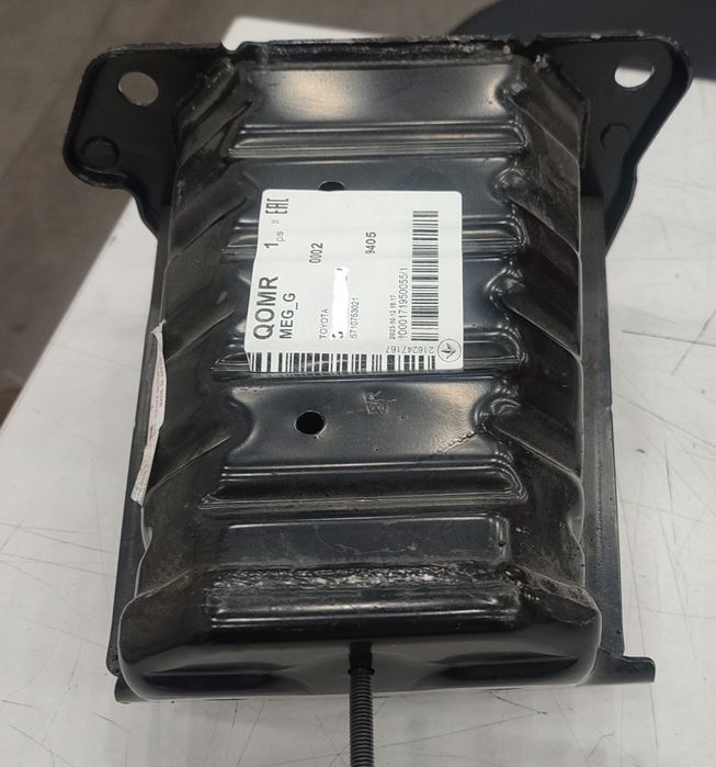 Кронштейн ланжерон клык пятак is200/250 2013- lexus