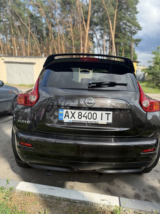 Nissan Juke шоколадного кольору кроссовер жук нисан