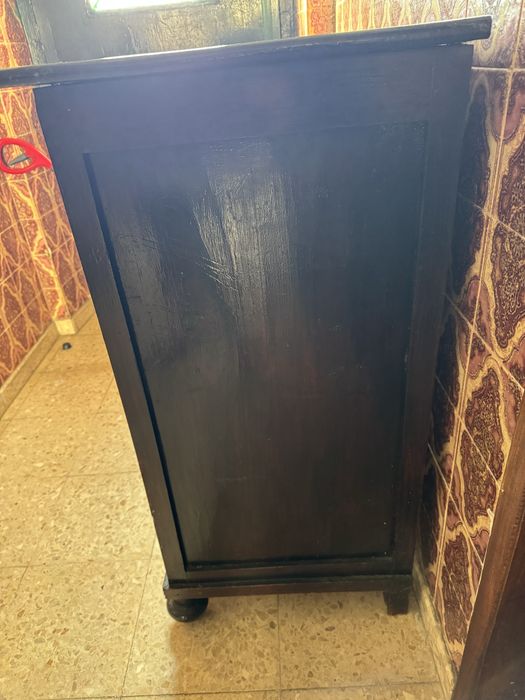 Vendo comoda de madeira antiga e restaurada