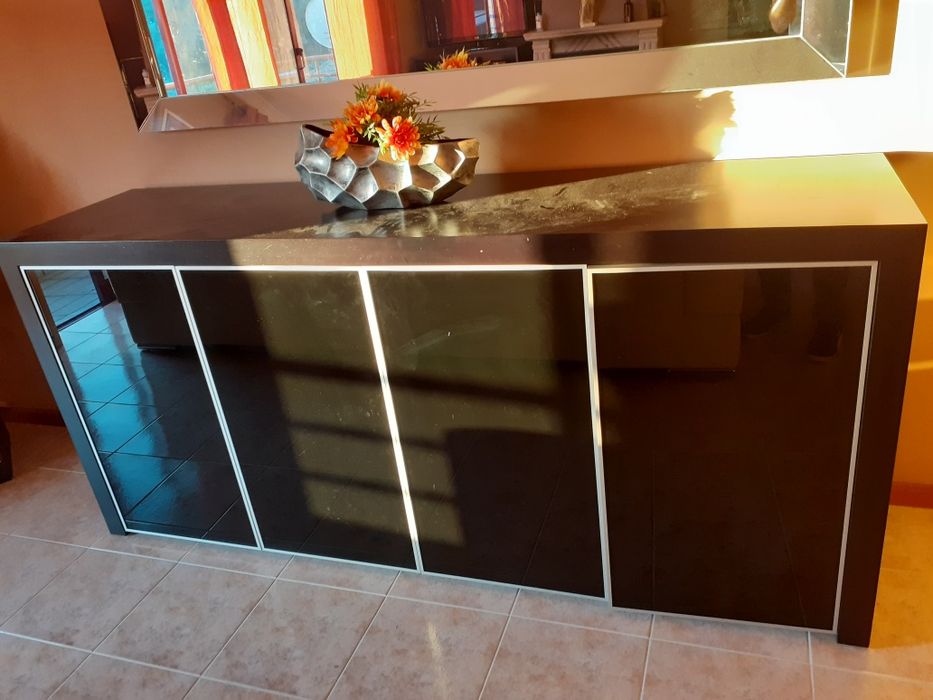 Aparador como novo,estilo moderno