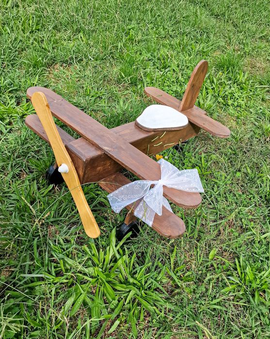 Avião feito em madeira com 70 cm de comprimento