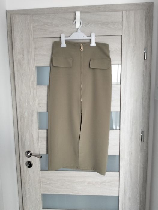 Spódnica midi  z rozporkiem w super stanie