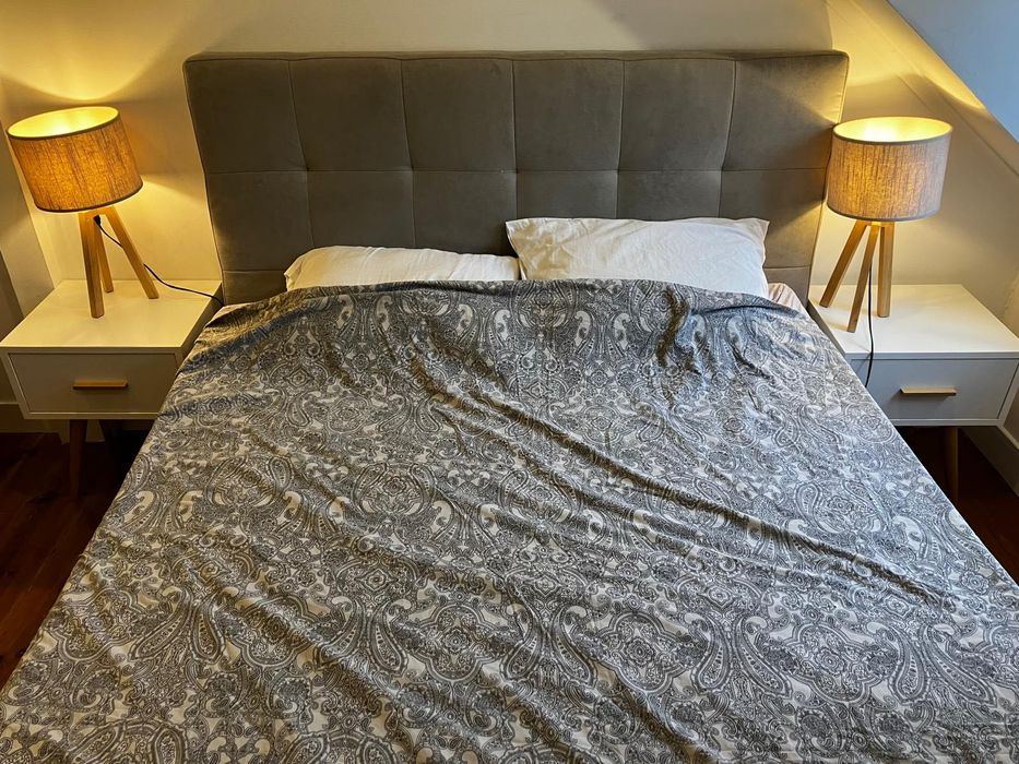 Cama de casal com colchão em muito bom estado de conservação.