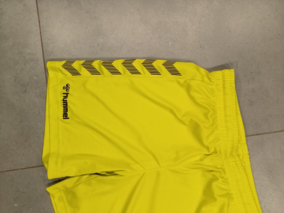 Krótkie spodenki treningowe Hummel roz. M sportowe