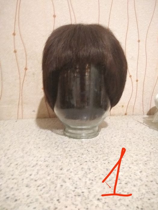Парики женские, короткие стрижки, тёмные тона.