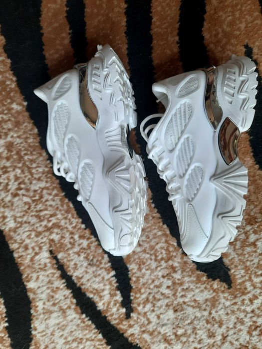Sneakersy  damskie  białe  nowe  38