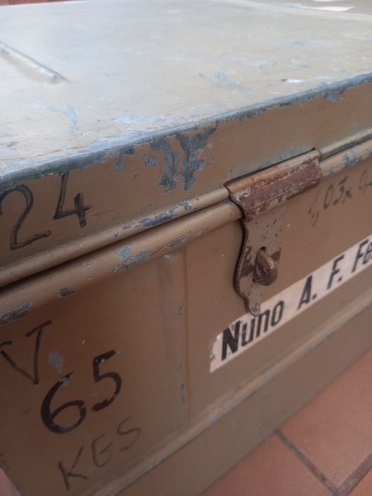 Arca cinza em metal