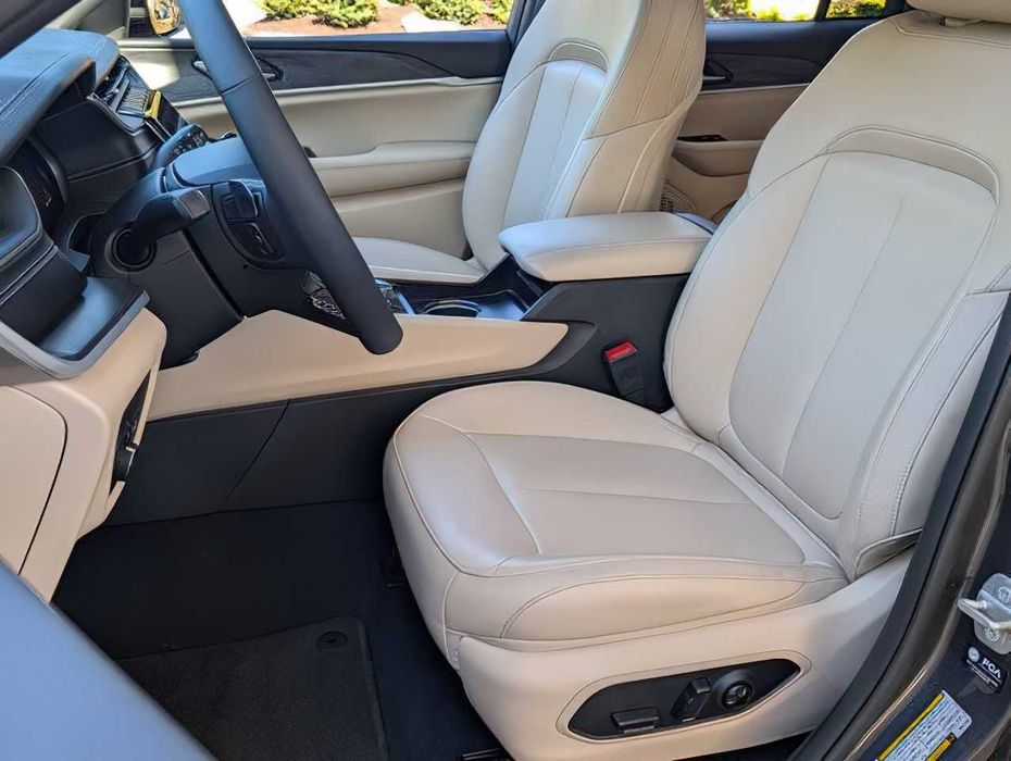 Jeep Grand Cherokee      2024