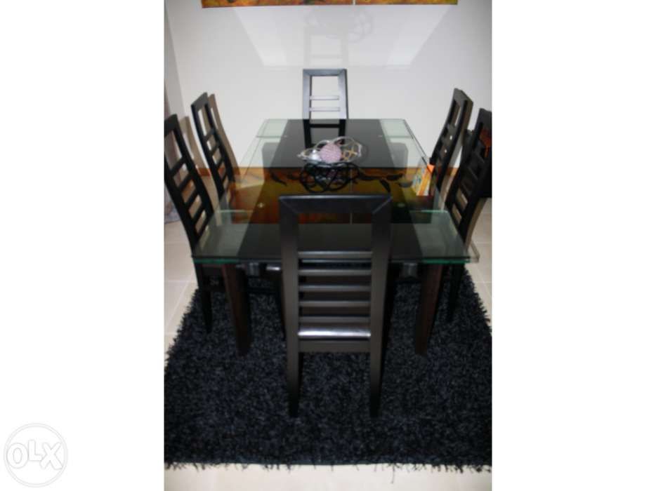 Mesa em vidro e cadeiras