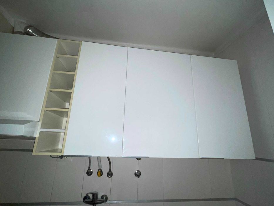 Disponíveis móveis de cozinha e electrodomésticos na rua Dr Rafael Duque, 21-  2°esq em Benfica