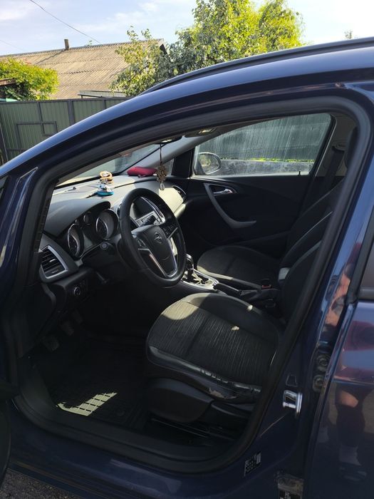 машина opel astra j 2014