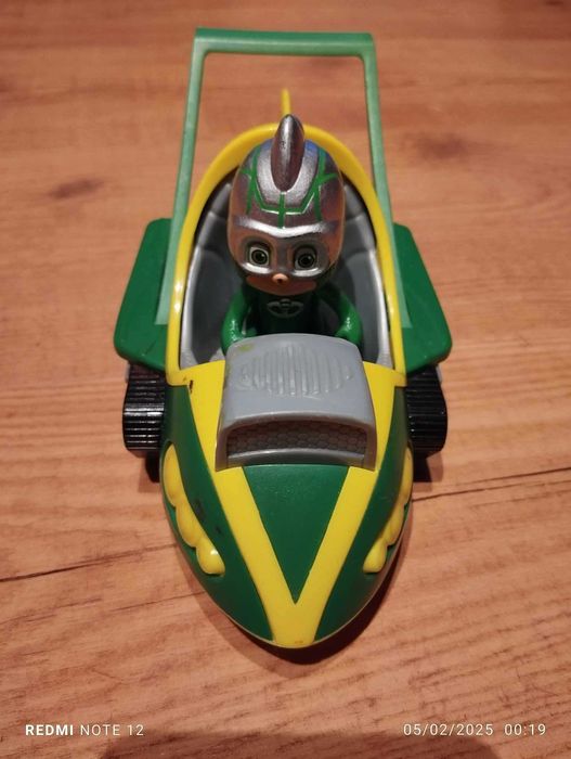 Carro dos PJ Masks + personagem Greg, o lagarto