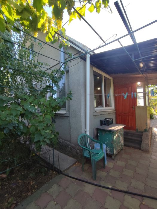 Дом в пригороде, два входа