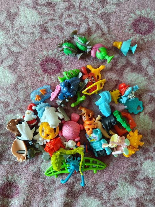 Колекція іграшок з Кіндер сюрпризів