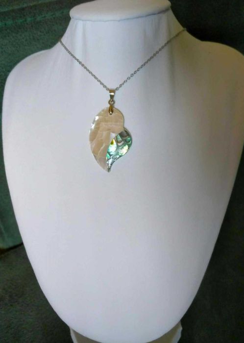 Colar Aço Prateado c/ Coração Madreperola e Abolone NOVO