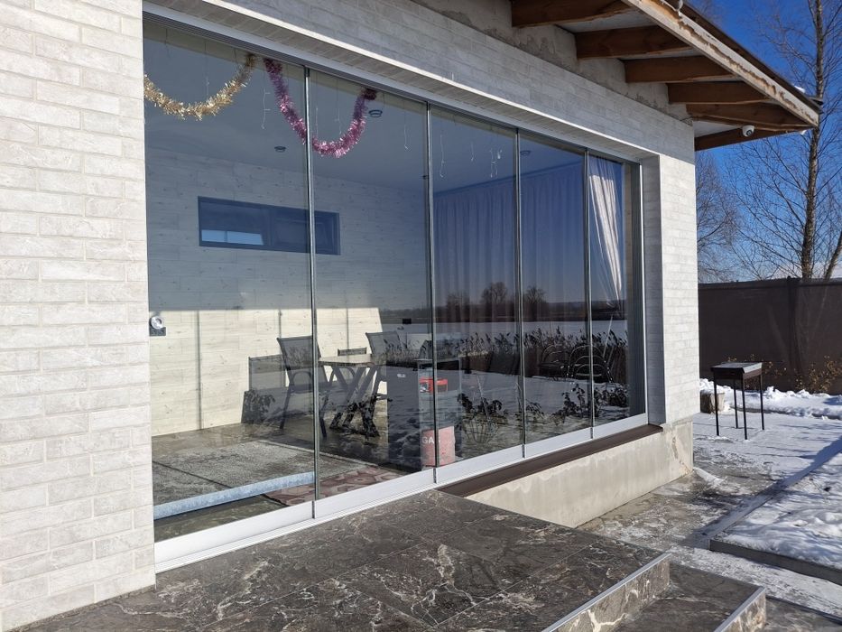 Будинок з сольовою лазнею на березі озера, зимова рибалка.