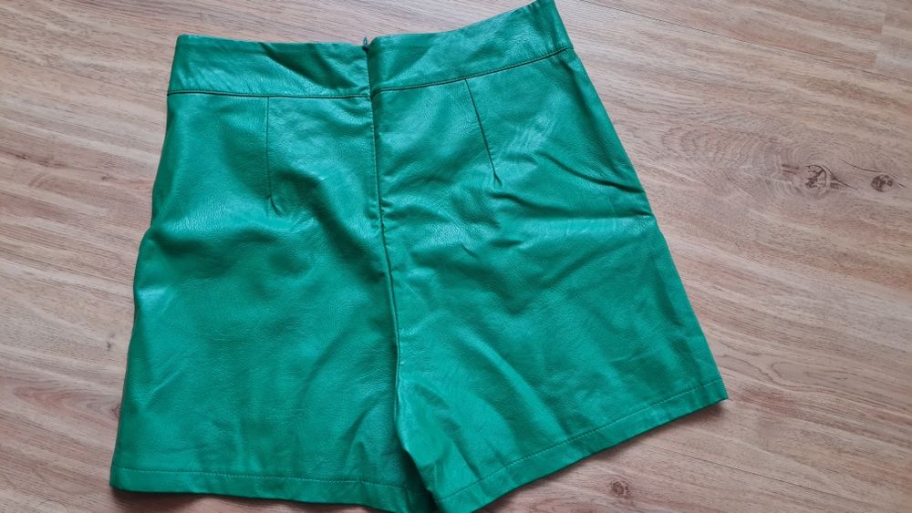 Зелені шкіряні жіночі шорти Zara р. М