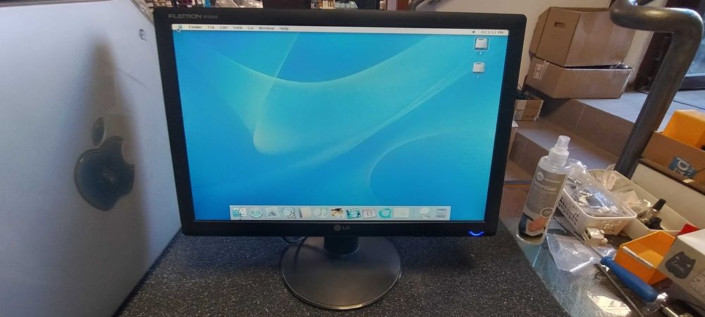 Cztery monitory komputerowe LG 19", IBM 17", Samsung 19", LG 19"
