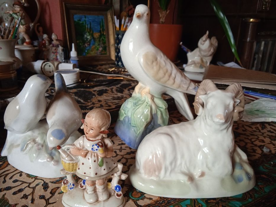 Винтажные фарфоровые и керамические статуэтки  и  посуда  в разном сос