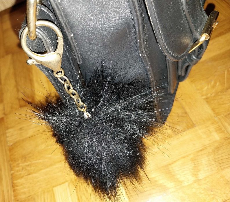 Młodzieżowe torebki, jedna  z ćwiekami