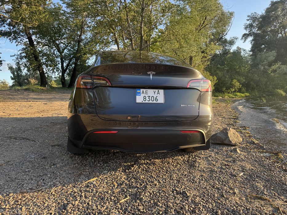 Tesla Model Y  2024