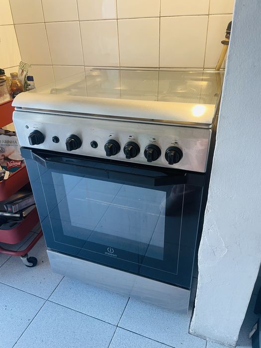 Fogão a gás Indesit 4 bicos com forno + grill