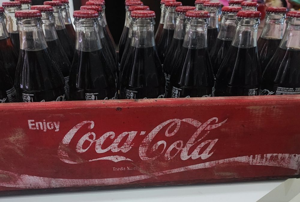 28 butelek coca cola dla kolekcjonera ze skrzynka